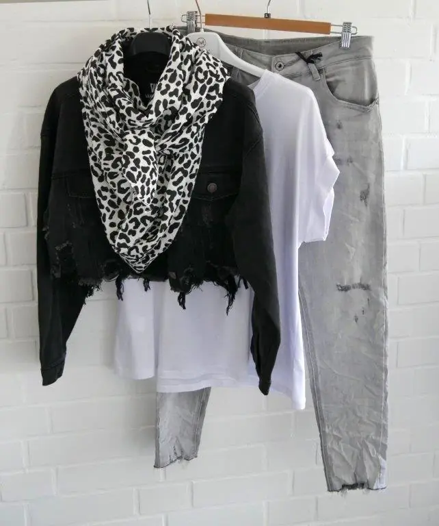 Hellgraue Slim-Fit Jeans mit weißem kurzarm Basic-Shirt, Cropped Jeansjacke in schwarz und Schwarz-weißem Leo-Dreieckstuch