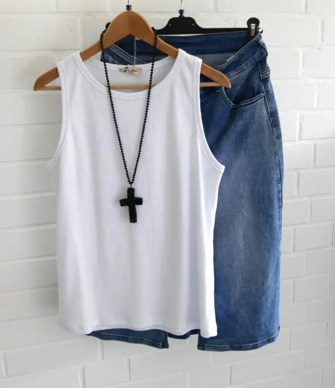 Jeansrock mit weißem Ripptop und schwarzer Kreuzkette