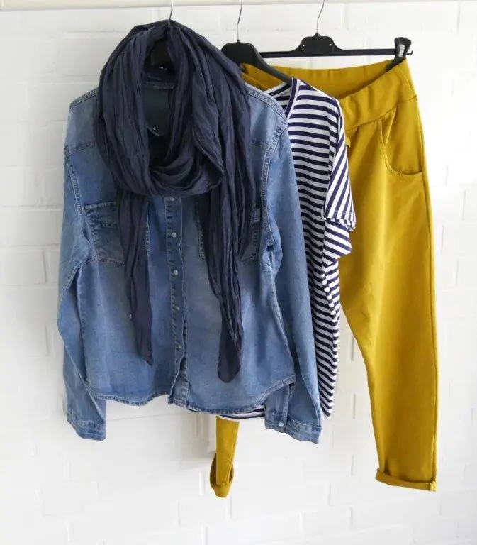 Senfgelbe JoggPants mit Dunkelblau-weiß gestreiftem Shirt, blauem Jeanshemd und dunkelblauem Baumwoll-Schal