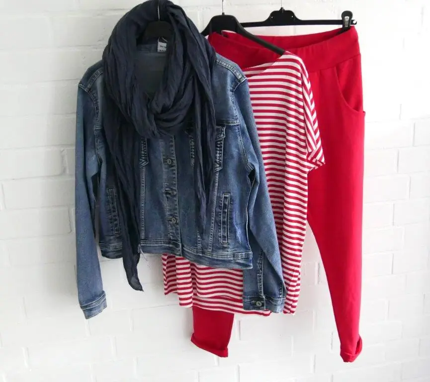 Rote JoggPants mit Rot-weiß gestreiftem kurzarm Shirt, blauer Jeansjacke und dunkelblauem Seiden-Baumwoll-Schal