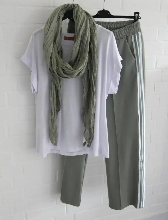 Salbeifarbene Marlene-Hose mit weißem kurzarm Basic Shirt und olivfarbenem Baumwoll-Schal