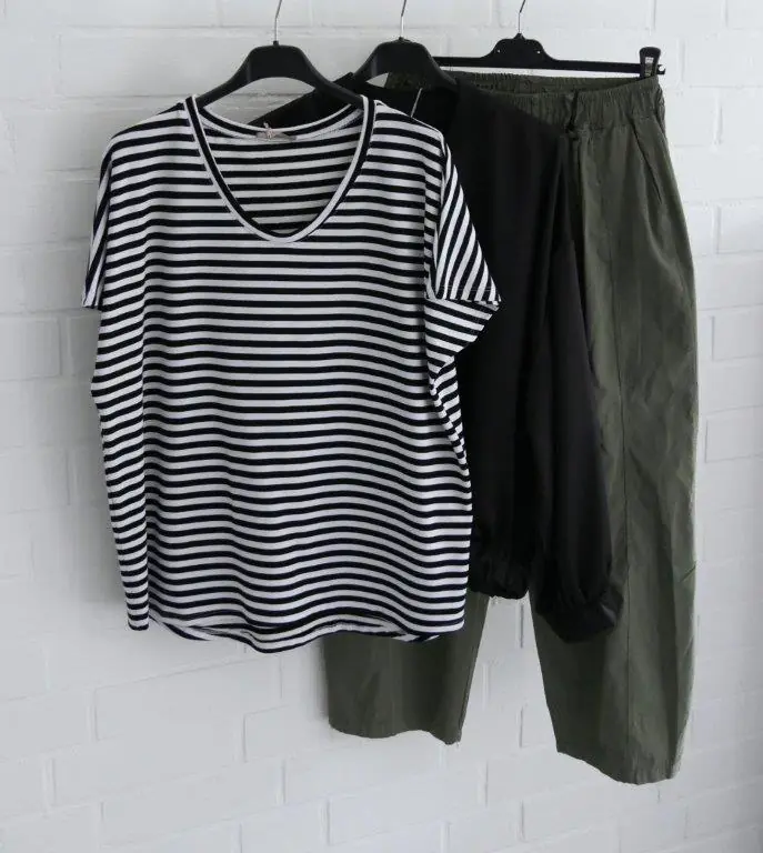 Olivgrüne Stoffhose mit Schwarz-weiß gestreiftem Shirt und schwarzem Satin-Blouson