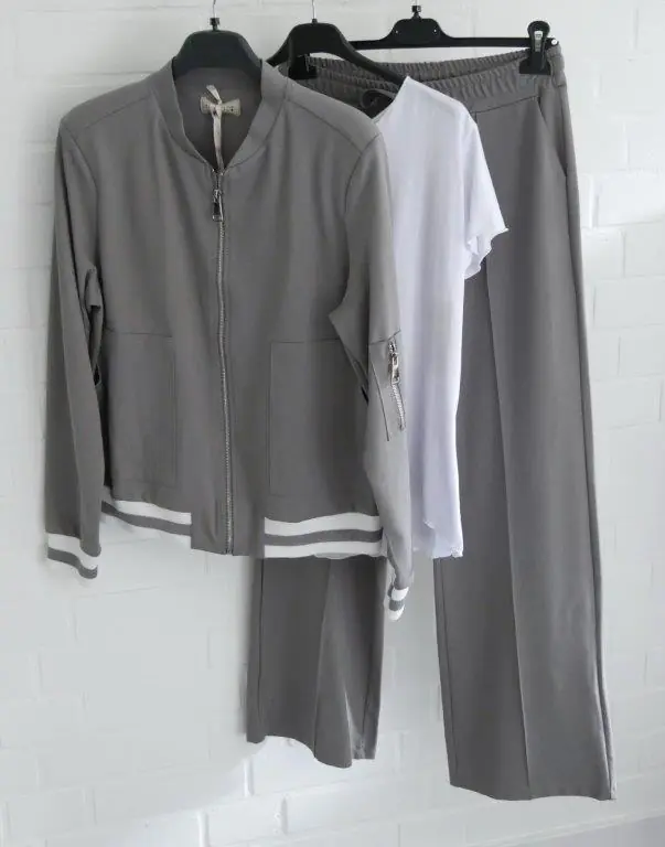 Grauer Anzug mit Blouson und Marlene-Hose und weißem Baisc kurzarm Shirt