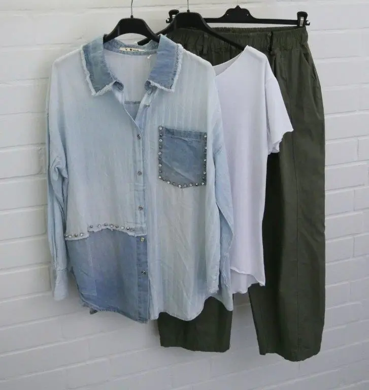 Leichte olivgrüne Stoffhose mit weißem kurzarm Basic Shirt und Jeanshemd mit Nieten und Patches