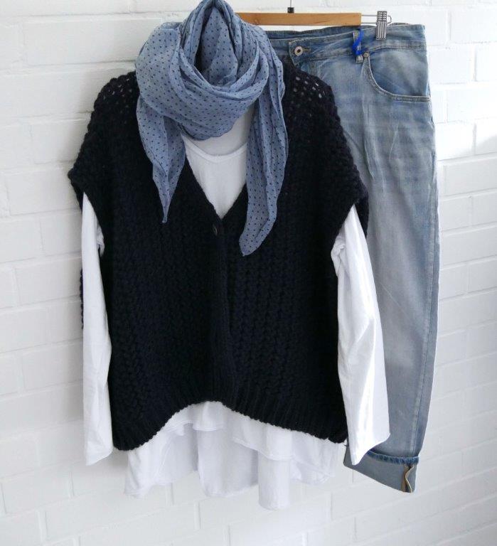Blaue Jeans mit Umschlag, weißes langarm Oversize Shirt, dunkelblaue Grobstrick Weste und blauem Schal