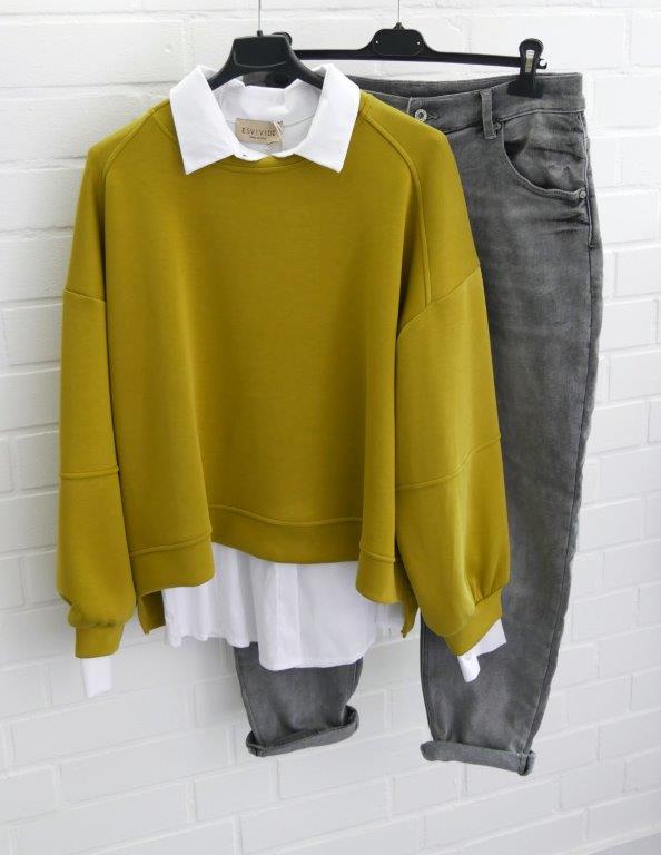 Weiße Bluse, darüber ein Gold Kiwifarbenes Sweatshirt und dazu eine graue Jeans