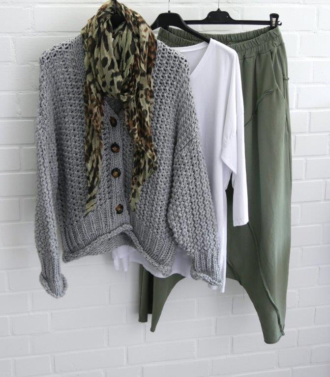 Olivfarbene Haremshose mit weißem Shirt, grauer Grobstrick Jacke und Leo Print Schal