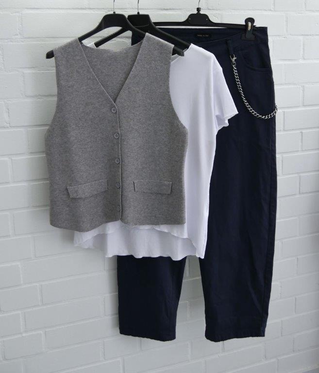 Dunkelblaue Stoffhose mit abnehmbarer Kette, weißes kurzarm Shirt und grauer Weste