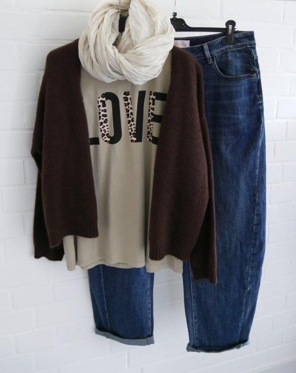 Blaue Jeans mit brauner Grobstrickjacke, beigem Shirt und hellbeigem Schal