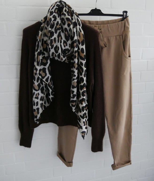 Kombi aus Camel Joggpants mit braunem Pullover und Leo Schal