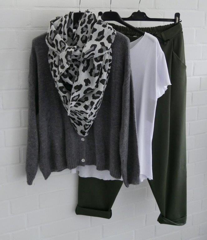 Olivgrüne Baggy Hose mit weißem kurzarm Shirt, grauer Strickjacke und einem Dreieckstuch