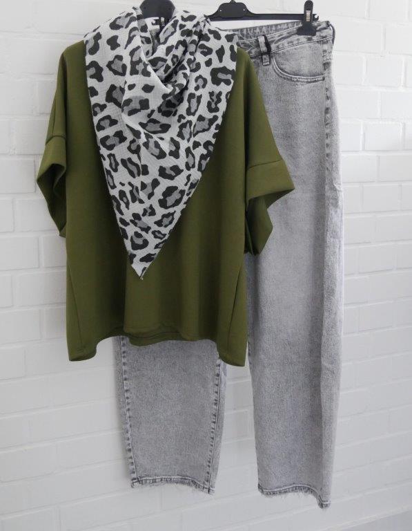 Grau Verwaschene O-Shape Jeans mit olivgrünem Scuba Pullunder und Leo Dreieckstuch