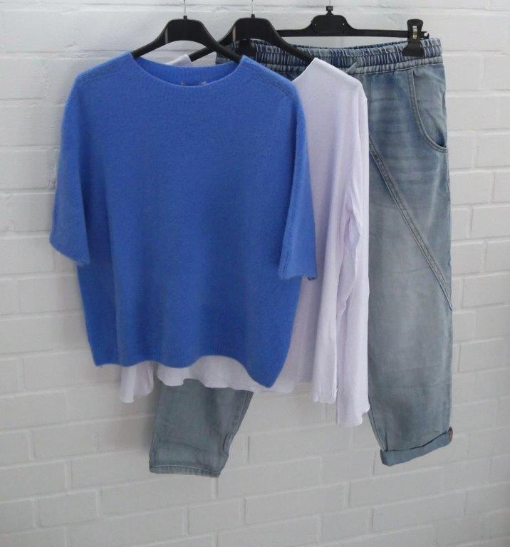 Hellblaue Baggy Jeans mit weißem Longsleeve und himmelblauem Kurzarm Pullover