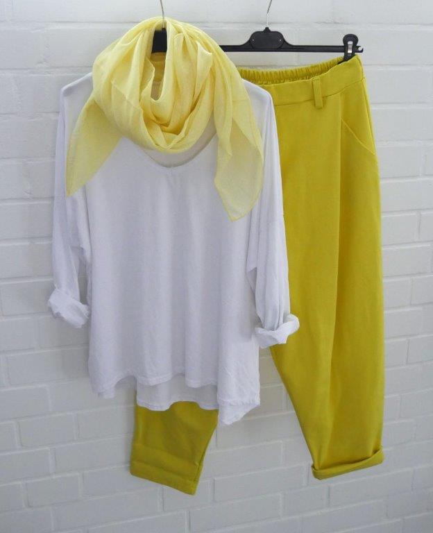 Gelbe Stoff-Baggy mit weißem Longsleeve und gelbem Schal