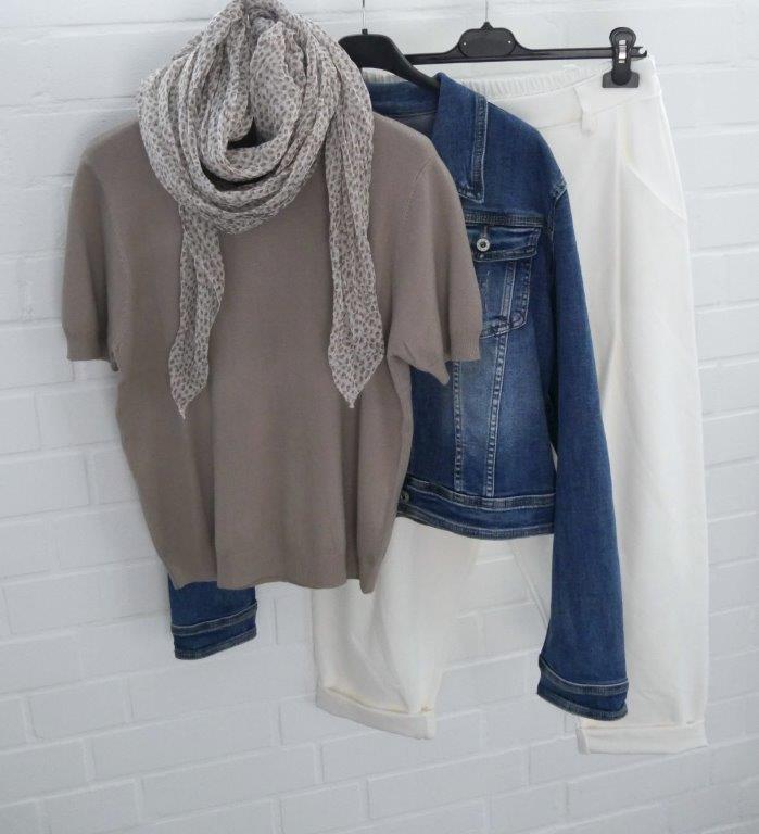 Creme Stoff-Baggy mit schlamm kurzarm Pulli, Jeansjacke und Leo Seiden Baumwoll Schal