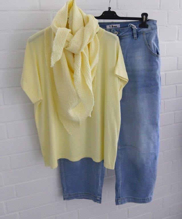 Verkürzte O-Shape Jeans in blau mit hellgelbem kurzarm Shirt und gelbem Dreieckstuch