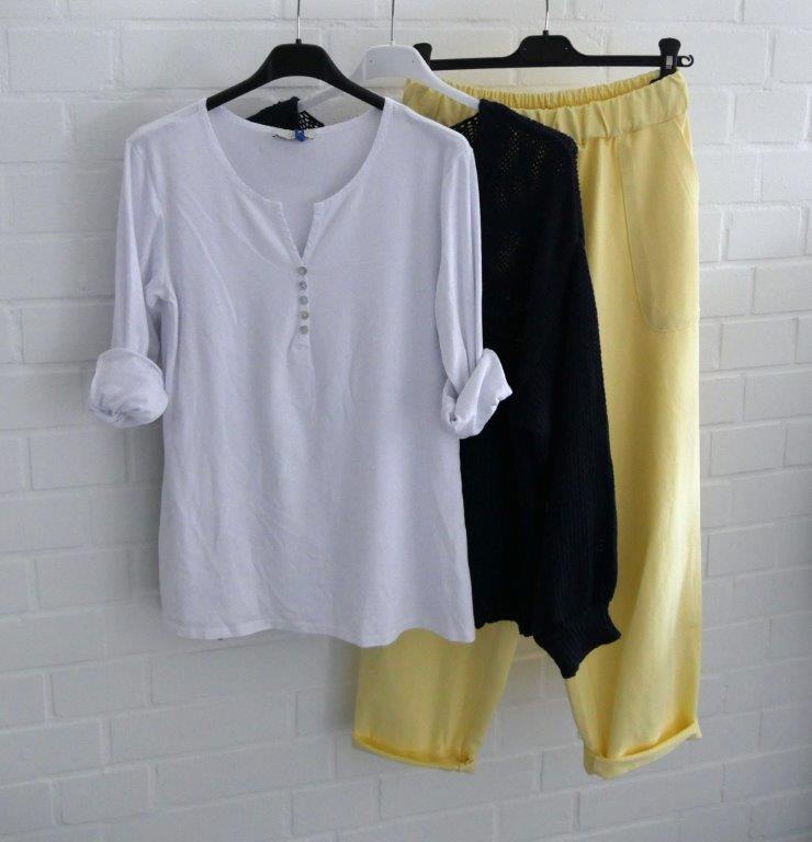 Gelbe Barrel Jogger mit weißem Longsleeve und dunkelblauer langarm Strickjacke