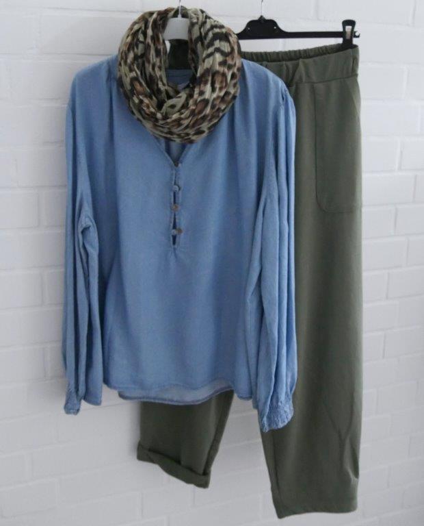 Olivgrüne Barrel Jogger mit Lyocell Bluse und Leo Schal