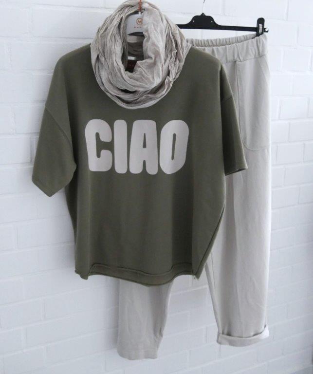 Beige Barrel Jogger mit kurzarm Sweatie und passendem Schal