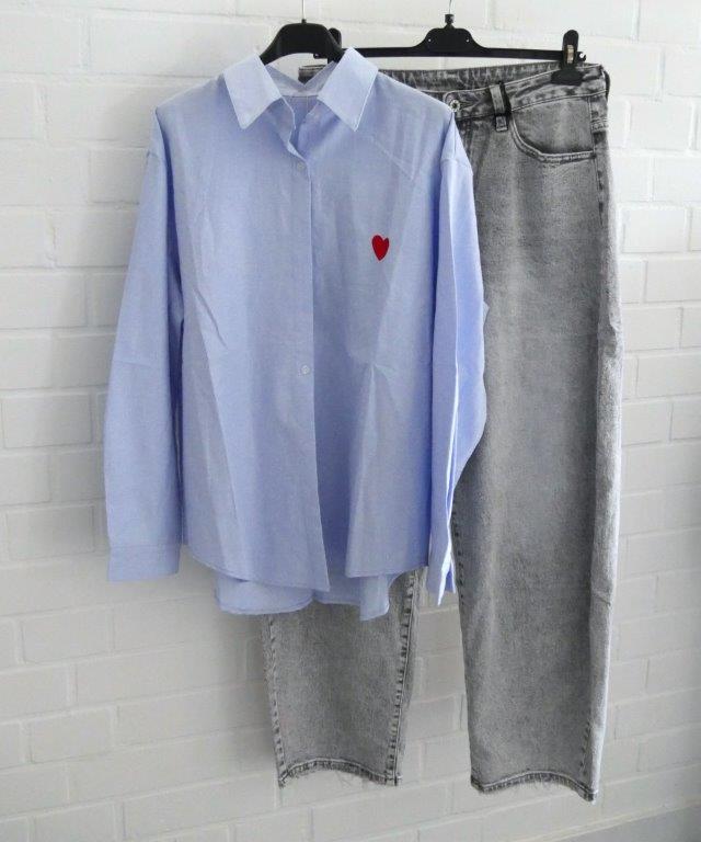Hellgrau Wide Leg Jeans mit hellblauer langarm Bluse und Herz Stickerei auf Brust