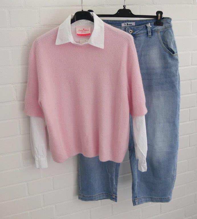 Barrel Jeanshose mit weißer kurzer Bluse und rosefarbenem kurzarm Pullunder dekoriert