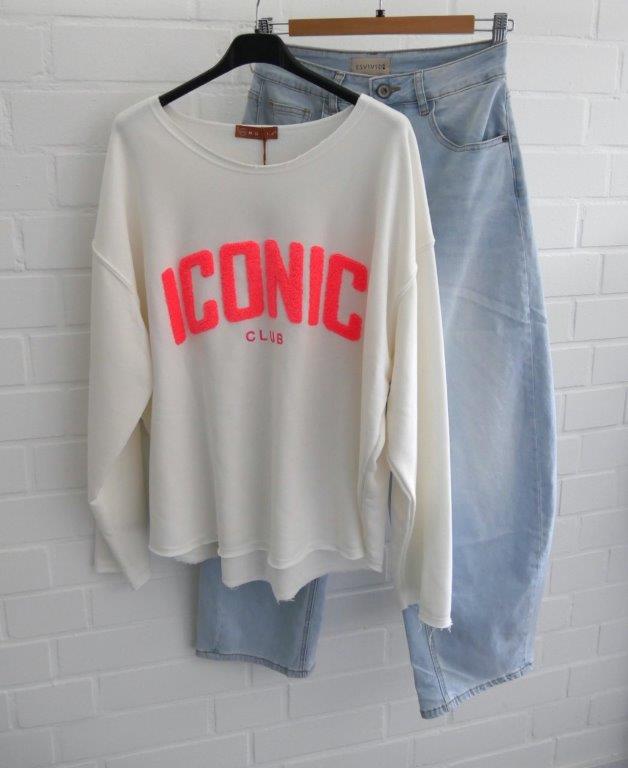 Helle Jeanshose mit weißem Sweatie welches die Aufschrift "ICONIC" trägt