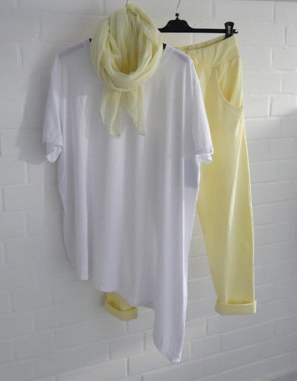 Hellgelbe Jogger mit weißem asymmetrischen T-Shirt und hellgelbem Schal
