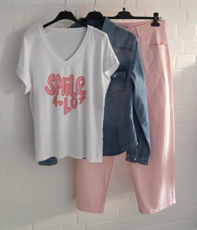 Rosefarben Jeans mit weißem Druck T-Shirt und blauer Jeansjacke