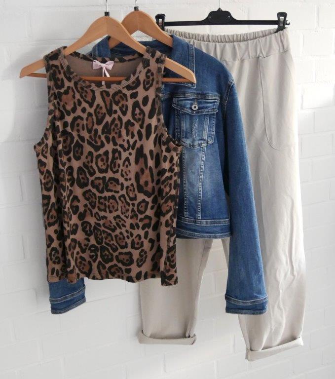 Barrel Jogger beige mit Leo Top und Jeansjacke in blau