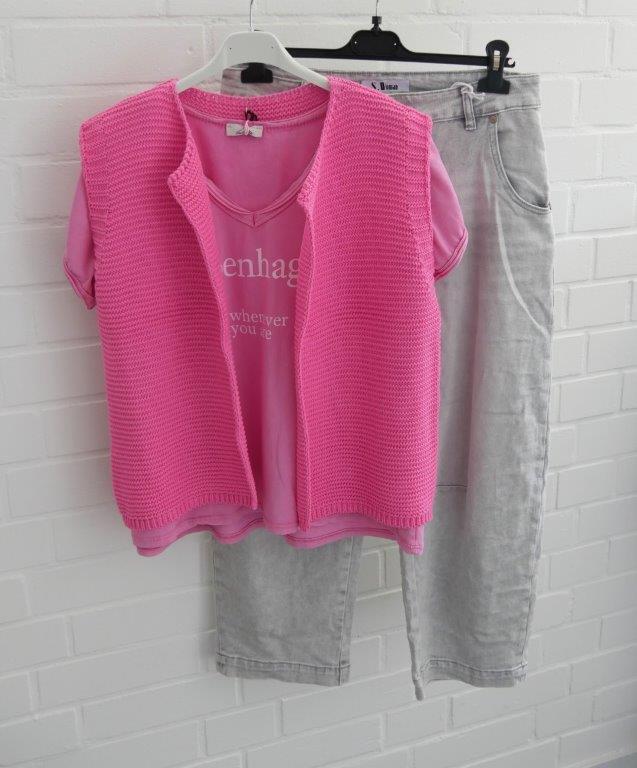 Graue Jeans mit pinkem kurzarm Shirt und pinker Strickweste