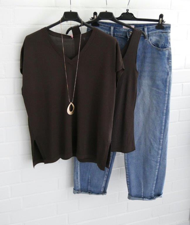 Jeans mit braunem Top und Strickshirt und goldfarbener Kette