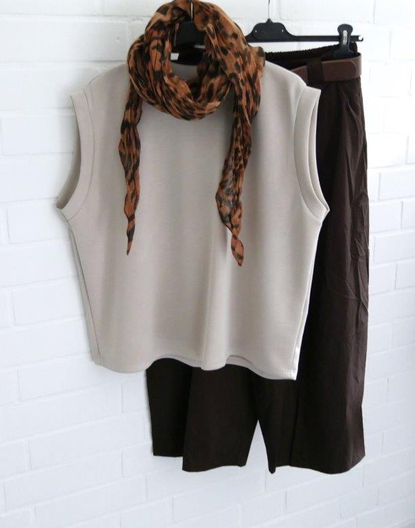 Braune Culotte Hose mit beigem Scuba Shirt und Leo Schal