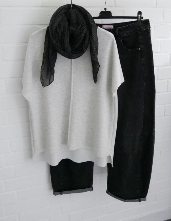 Schwarze Jeans mit hellgrauem Scuba Shirt und passendem Schal