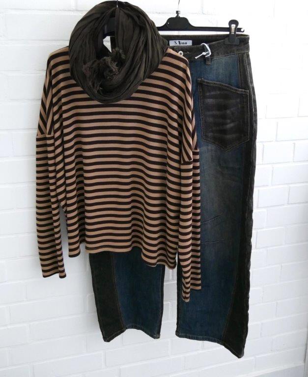 Zweifarbige Jeans mit braun-beigem Streifenshirt und braunem Schal