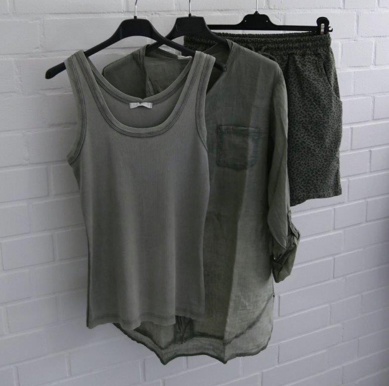 Shorts in olivgrün mit Leo Print, olivgrünem Top und Olivgrüner transparenter Bluse