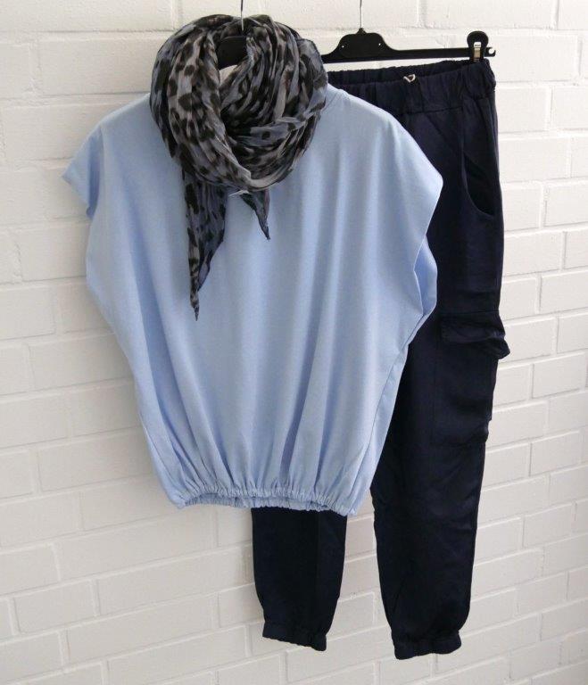 Dunkelblaue Satin Hose mit hellblauem ärmellosen Shirt und Leo Print Schal