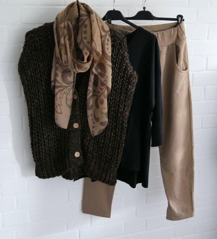 Camelfarbene Jogger mit braunem Longsleeve, Braun-meliierterStrickweste und Seiden-Baumwoll Schal