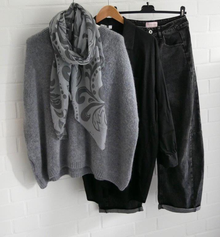 Schwarze Balloon Jeans mit schwarzer Bluse, grauen Pullunder und passendem Schal