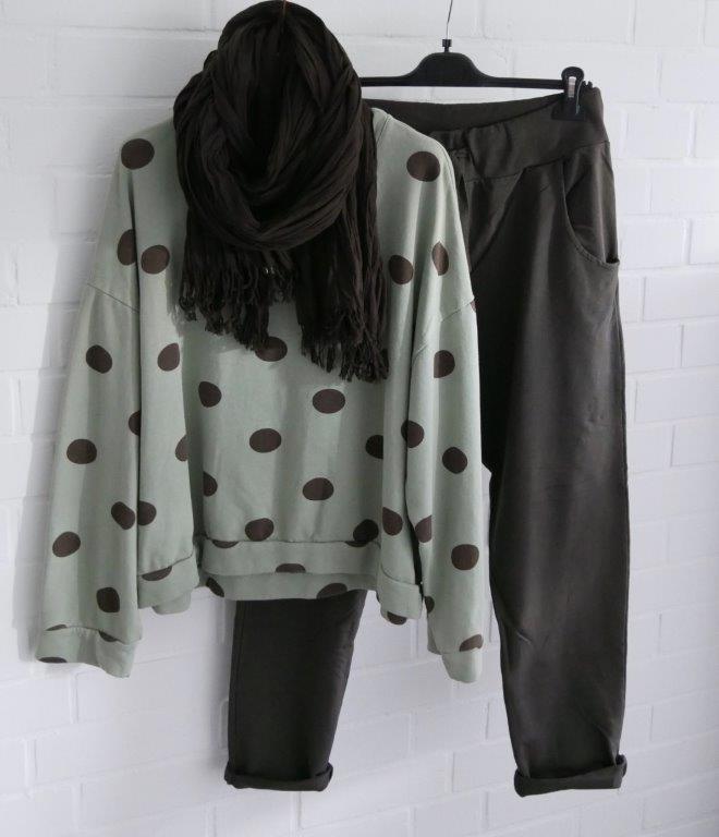 Braune Jogger mit Polka-Dot-Sweatie in salbei-braun und braunem Schal