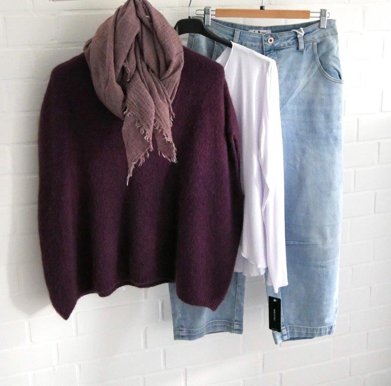 Hellblaue Jeans mit weißem Longsleeve, weinrotem Pullunder und weinrot verwaschenem Schal
